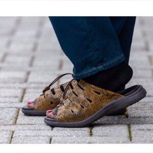 Pandere Tango Slide Women's Wide Sandals w Embossed Leather & Stretch Laces NWOT